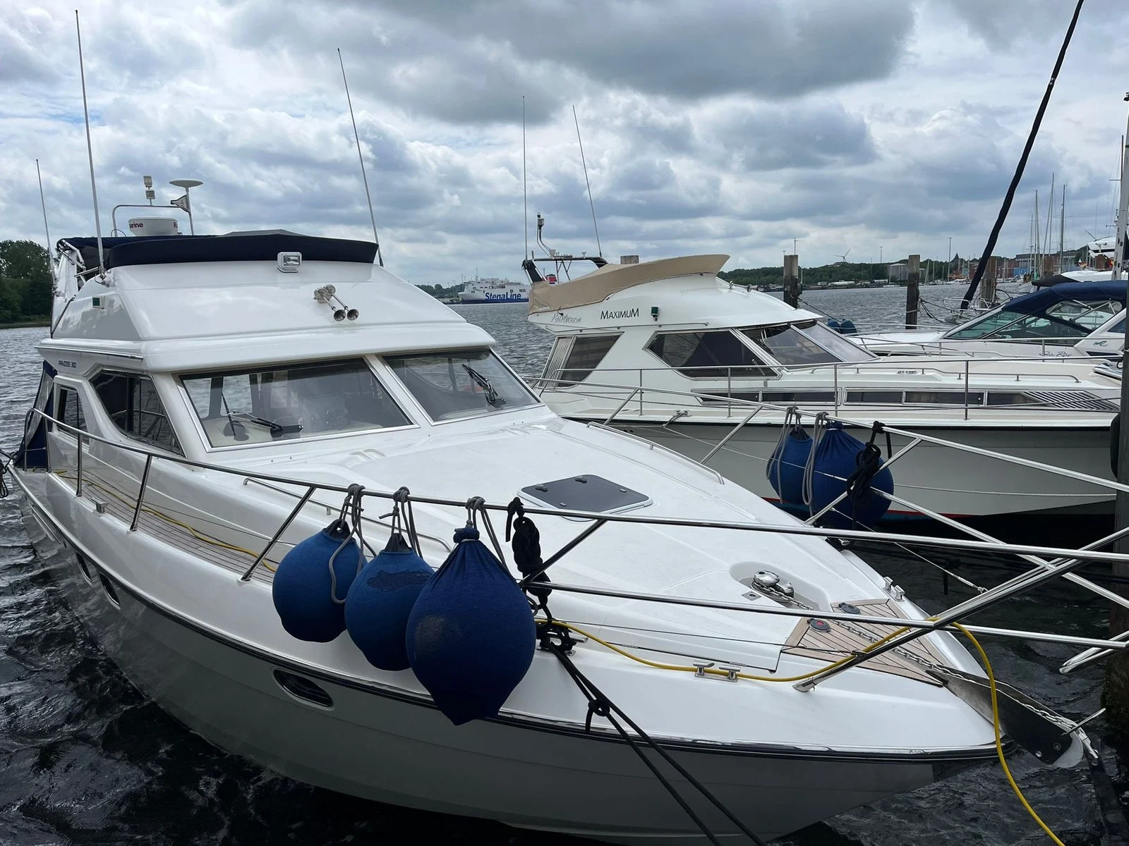 Motorboot im Hafen aus der bestehenden Projektgalerie